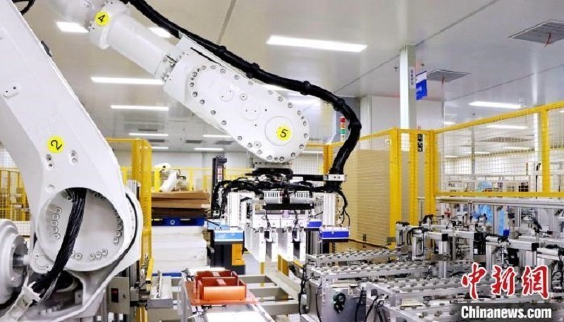 圖為資料圖，海辰儲能自動分檔打包機器人。?曾欣平供圖